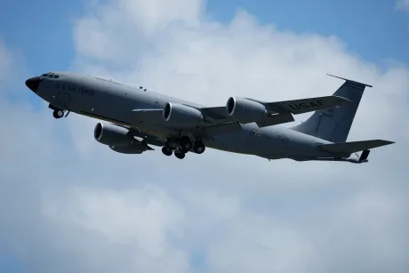 Avion cisternă KC-135 în zbor, simbol al cooperării internaționale.