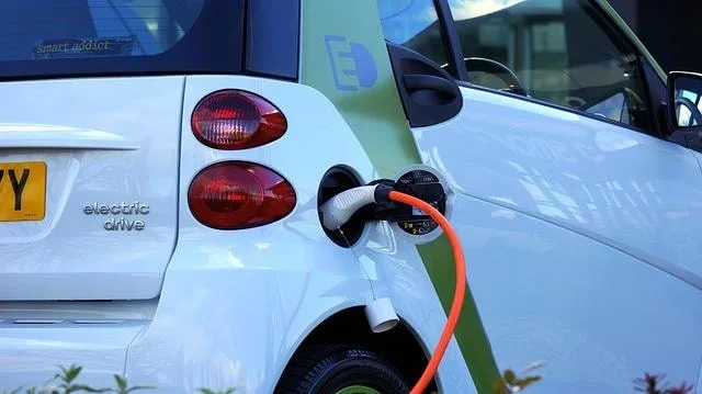 Elektroauto mit Lithium-Ionen-Batterie (Bild: Pixabay)