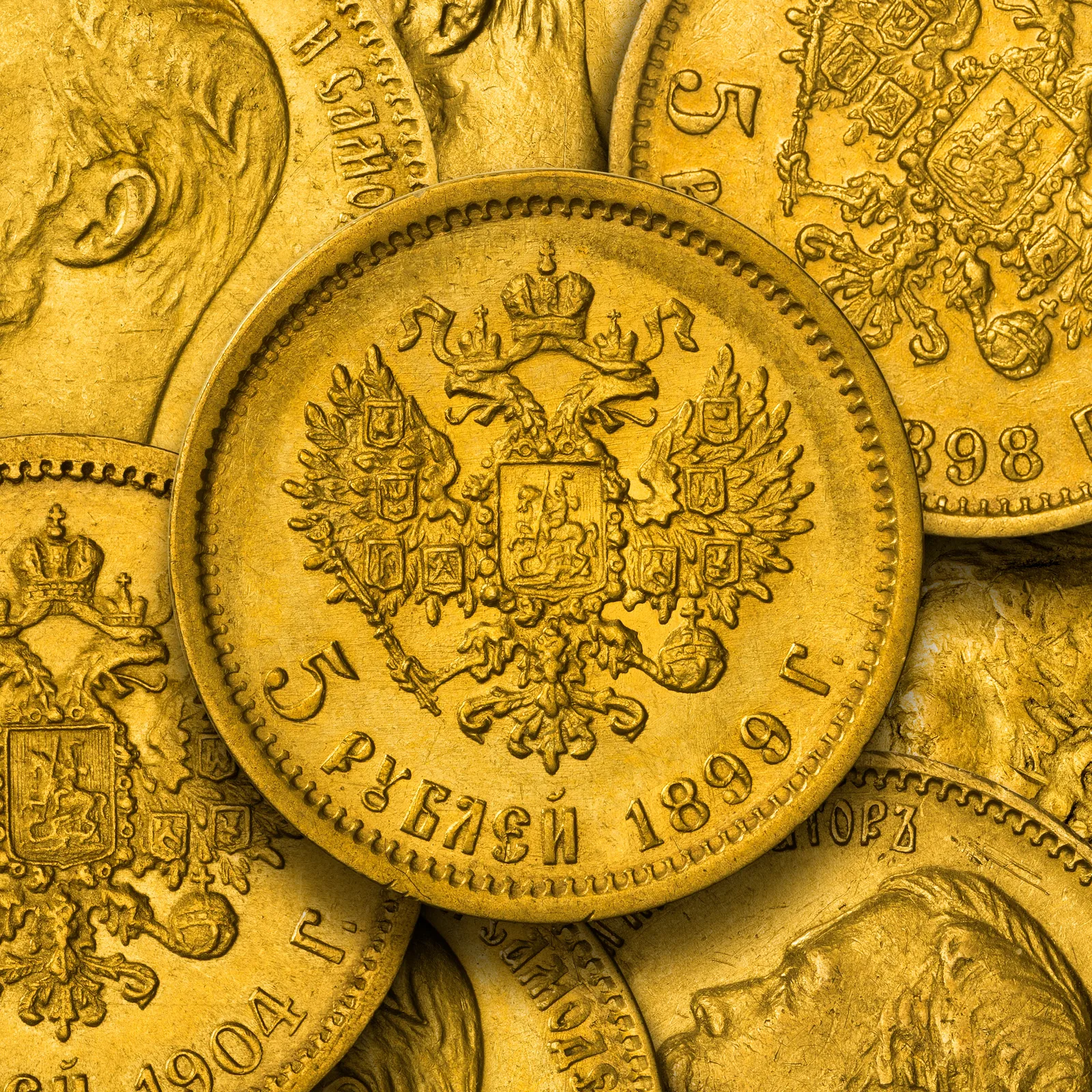 Monede de aur rusești din secolul XIX, simbol al istoriei financiare.