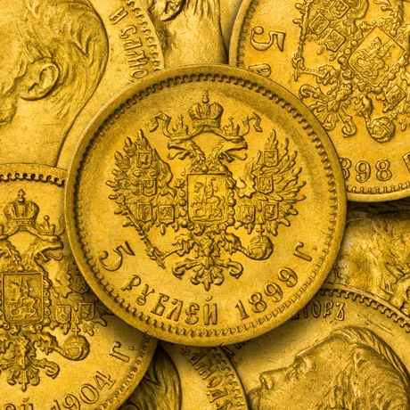 Monede de aur rusești din secolul XIX, simbol al istoriei financiare.