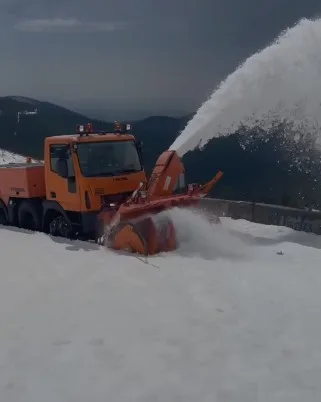 Utilaj de deszăpezire în acțiune pe Transalpina, între Rânca și Obârșia Lotrului.