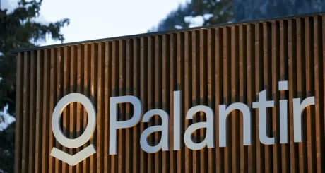 Alexander Karp discutând despre Palantir într-un mediu profesional.