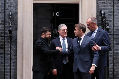 Lideri europeni discutând despre strategii de apărare comună în fața provocărilor globale.