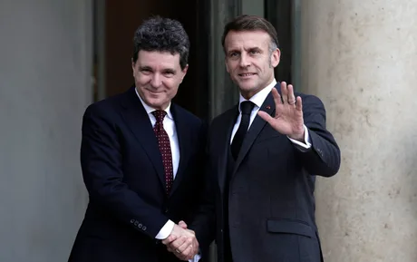 Nicușor Dan și un oficial francez la o întâlnire diplomatică.