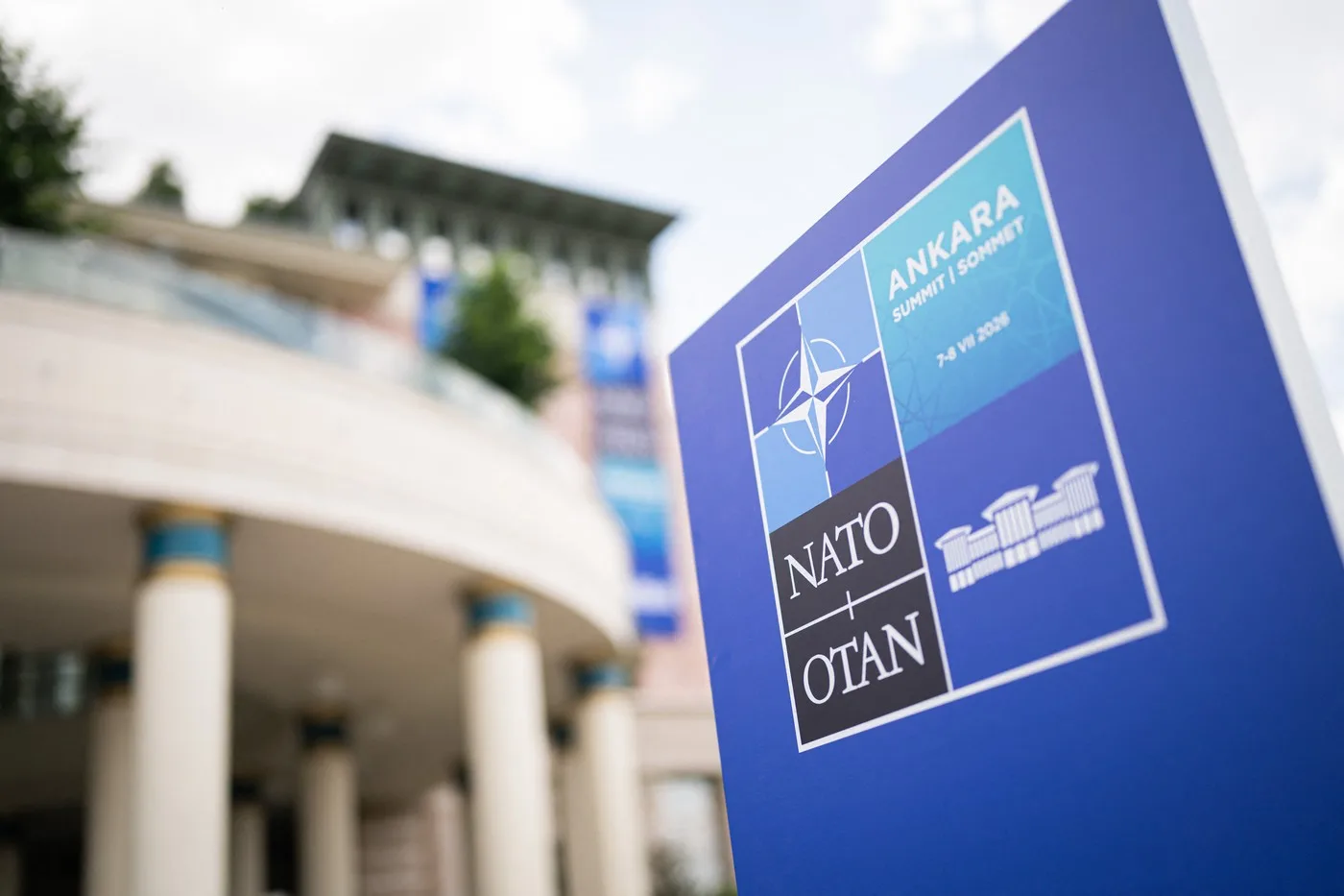 Logo-ul NATO la summitul din Ankara, evidențiind cooperarea internațională.
