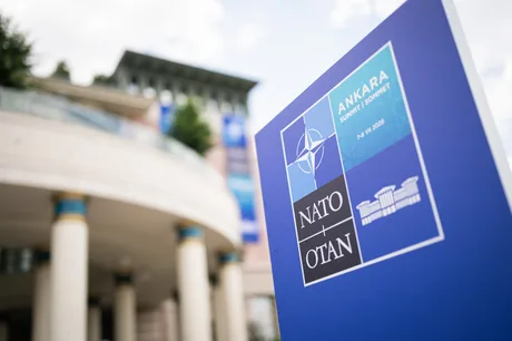 Logo-ul NATO la summitul din Ankara, evidențiind cooperarea internațională.