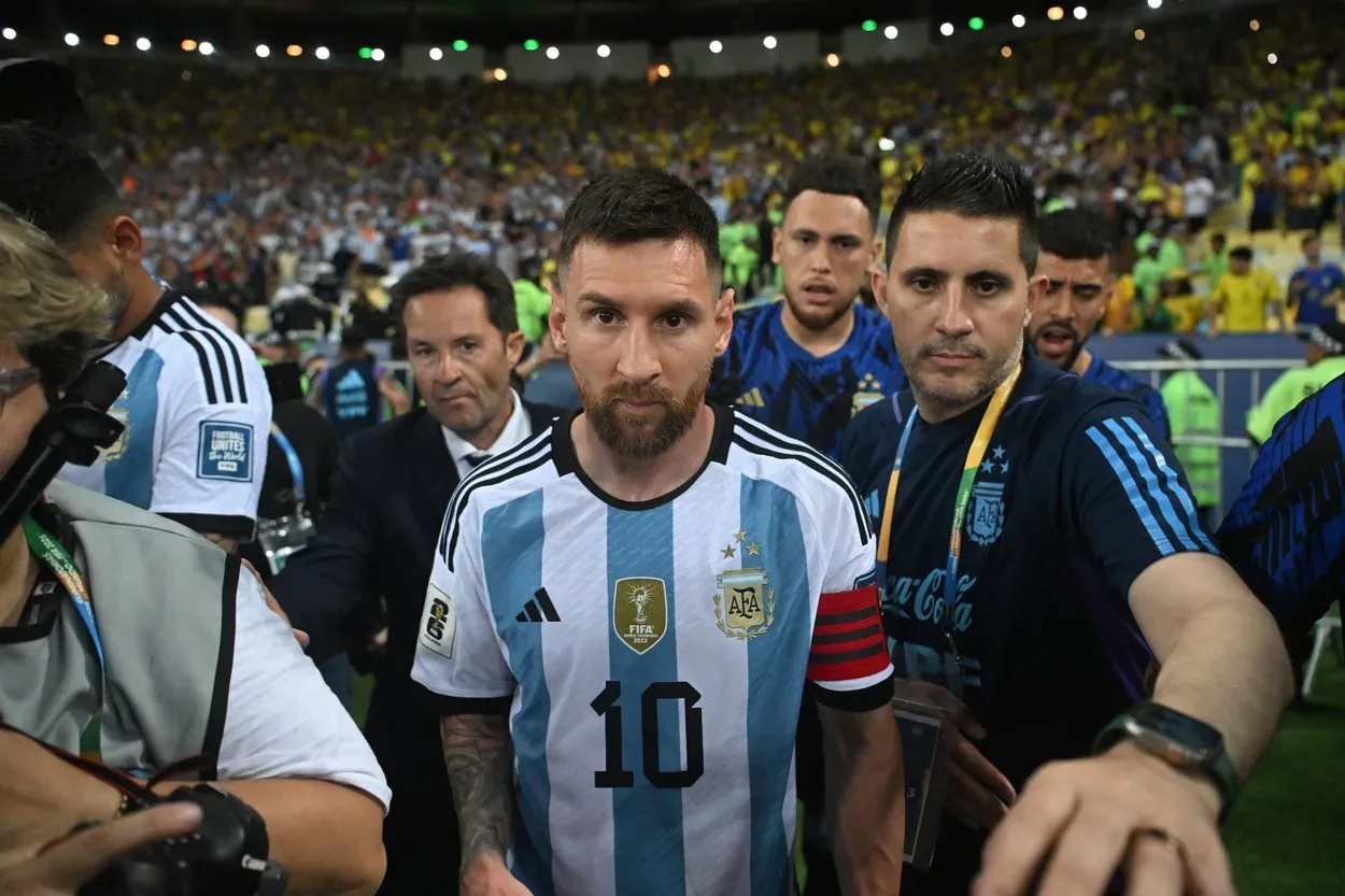 Lionel Messi părăsește terenul după un meci memorabil la Cupa Mondială.
