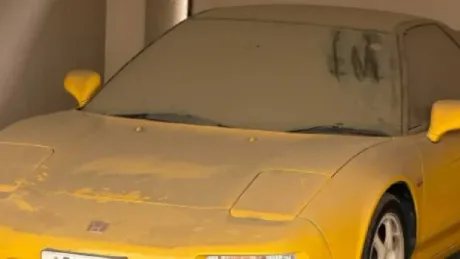 O mașină Honda NSX-R acoperită de praf, abandonată într-un garaj din Tokyo.