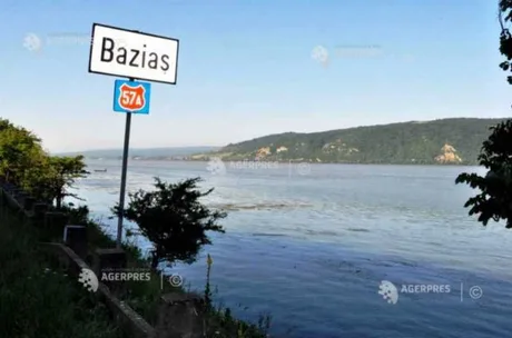 Peisaj de la Baziaș, cu Dunărea și semnul de drum.