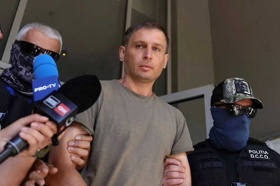 Ivan Kuțenko, arestat în România, înconjurat de forțele de ordine.