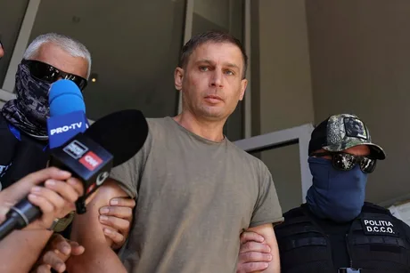 Ivan Kuțenko, arestat în România, înconjurat de forțele de ordine.
