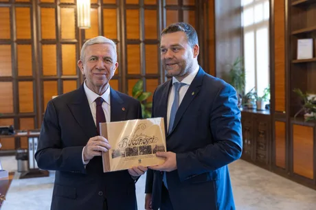 Ciprian Ciucu și Mansur Yavaş discută despre colaborări economice și consolidarea clădirilor.
