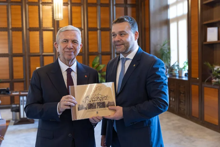 Ciprian Ciucu și Mansur Yavaş discută despre colaborări economice și consolidarea clădirilor.