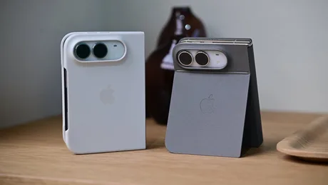Două carcase Apple pentru iPhone Duo, una folio și una din policarbonat.