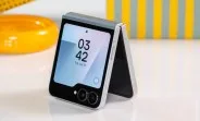 Un smartphone pliabil Galaxy Z Flip deschis, cu un ecran modern.