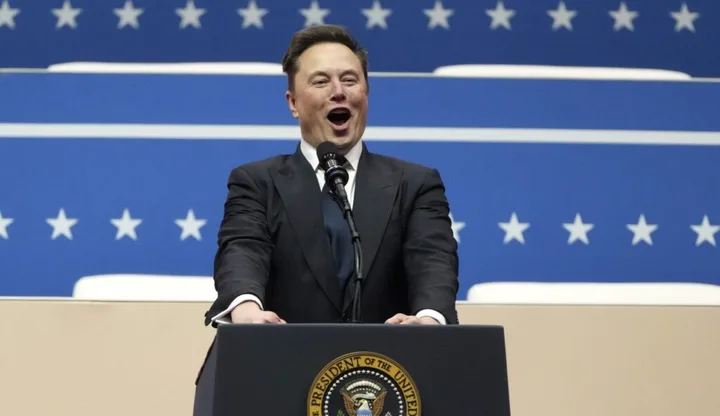 Elon Musk la un eveniment, exprimându-și entuziasmul pentru viitorul SpaceX.