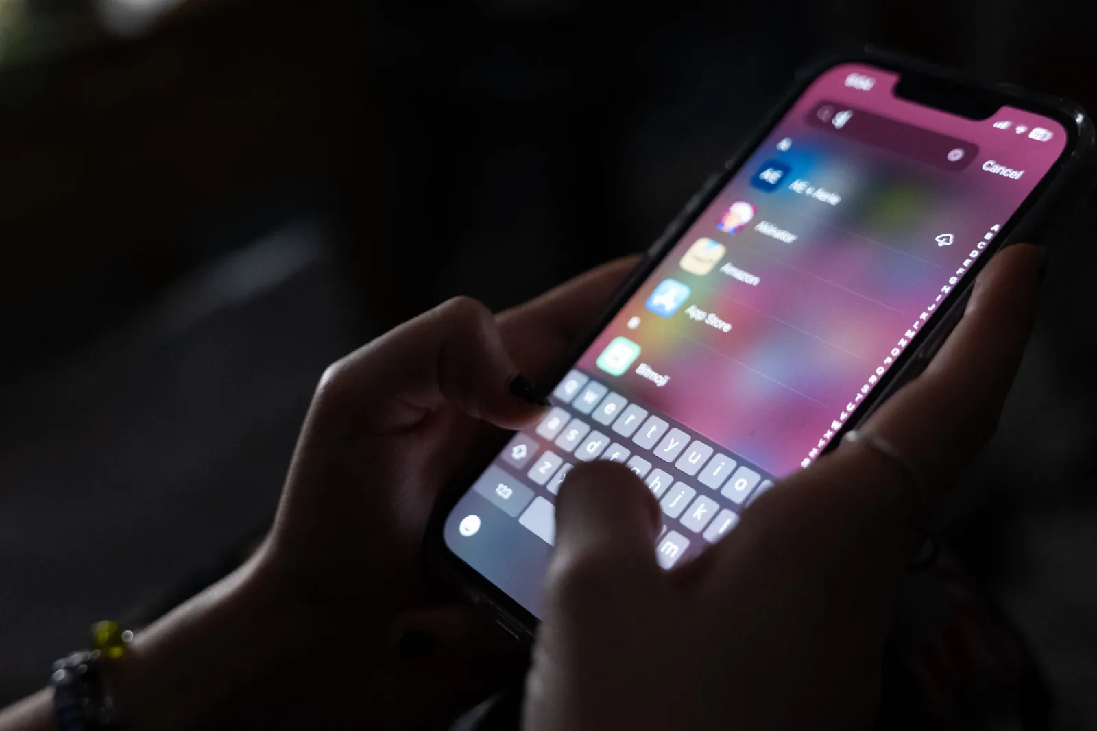 Un telefon mobil folosit pentru accesarea informațiilor digitale.