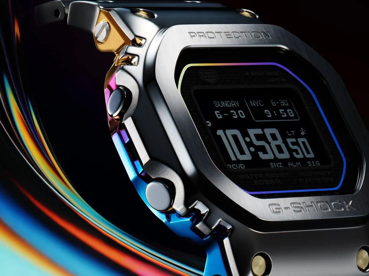 Ceas G-Shock cu carcasă metalică și finisaj curcubeu, design modern și funcții avansate.