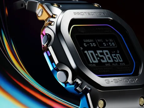 Ceas G-Shock cu carcasă metalică și finisaj curcubeu, design modern și funcții avansate.
