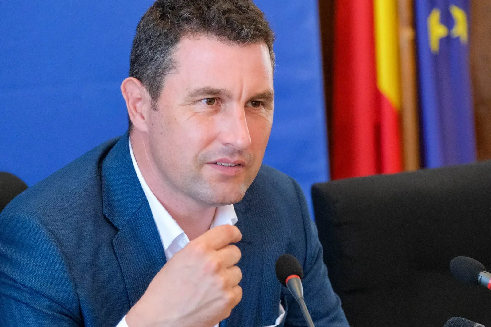 Tanczos Barna discutând despre situația politică actuală.