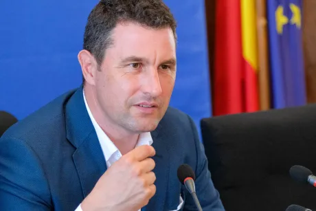Tanczos Barna discutând despre situația politică actuală.