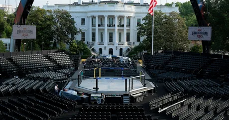 Arena UFC amenajată pe peluza Casei Albe pentru evenimente sportive importante.