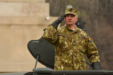Generalul Gheorghiță Vlad în uniformă militară, salutând cu respect.