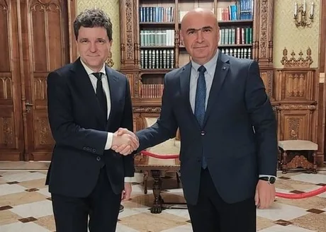 Nicușor Dan și un oficial, discutând despre securitatea Portului Constanța.