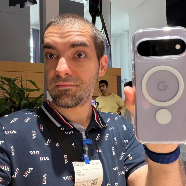 Un bărbat ținând un telefon Google Pixel 11 cu cameră telephoto 5X.