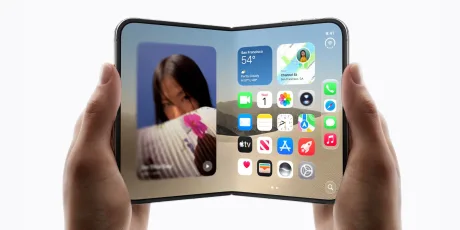 iPhone Duo cu ecran pliabil, afișând aplicații și widget-uri pe fundal deschis.
