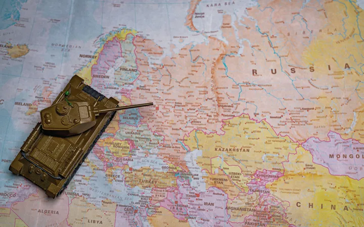 Un tanc de jucărie pe o hartă a Europei de Est.