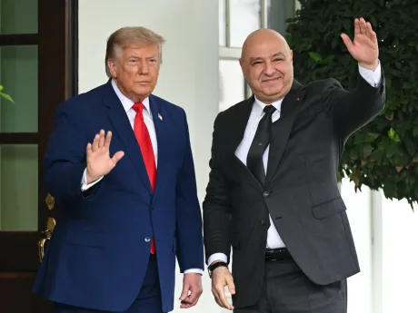 Donald Trump și președintele libanez Joseph Aoun salutând la Casa Albă.