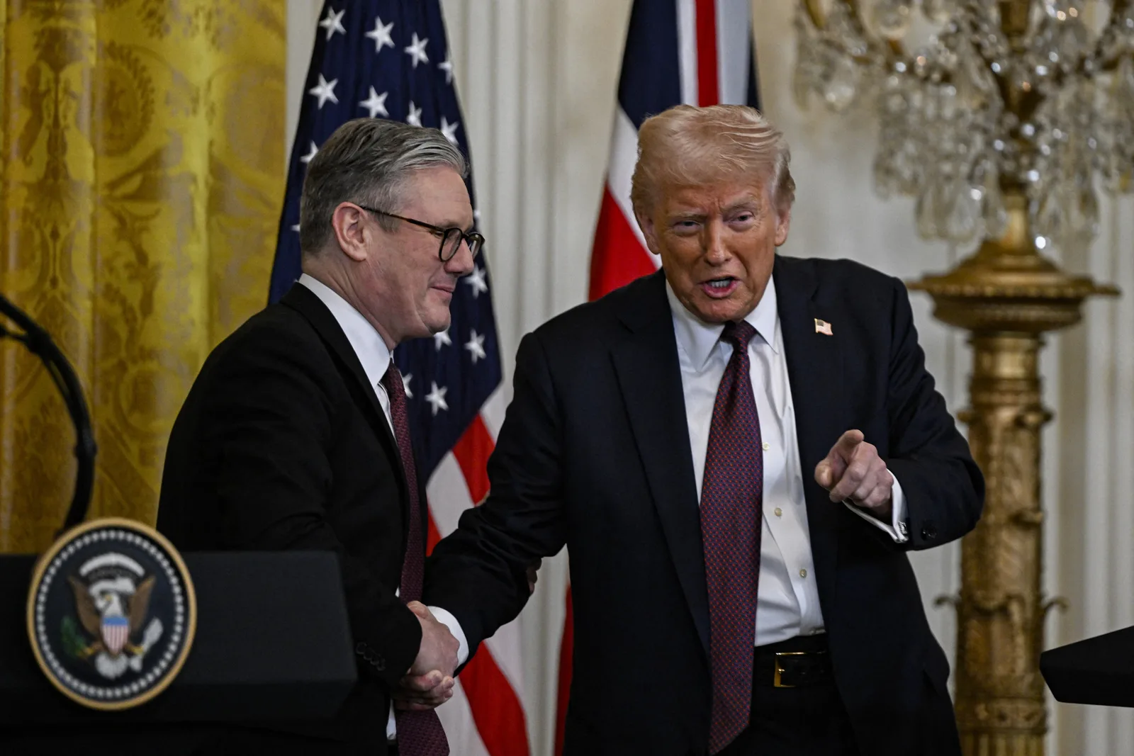 Donald Trump și Keir Starmer discutând despre relațiile SUA-Regatul Unit.