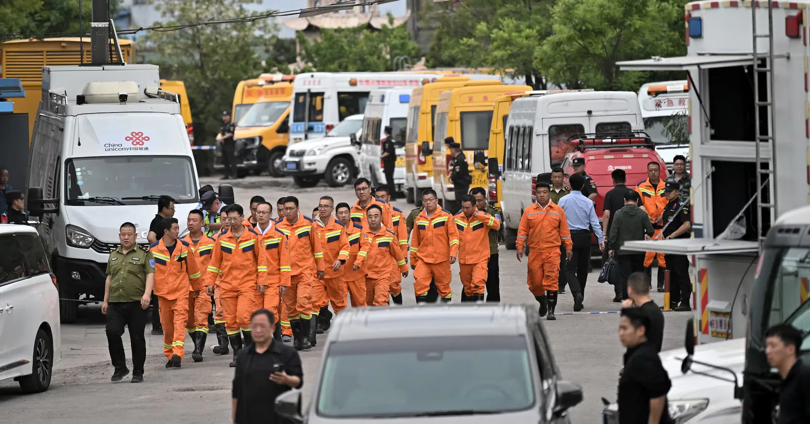 Echipe de salvare în acțiune după explozia din mina Liushenyu.