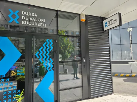 Intrarea principală a Bursei de Valori București, cu detalii arhitecturale moderne.