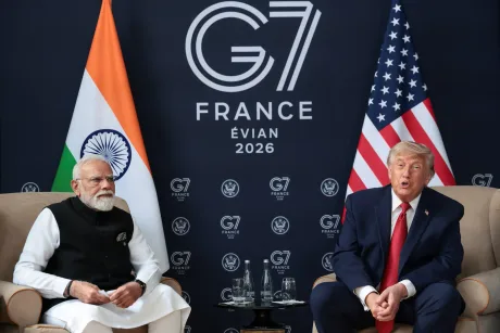 Donald Trump discutând cu Narendra Modi la summitul G7 de la Évian.