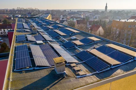 Panouri solare instalate pe acoperișuri, generând energie regenerabilă.