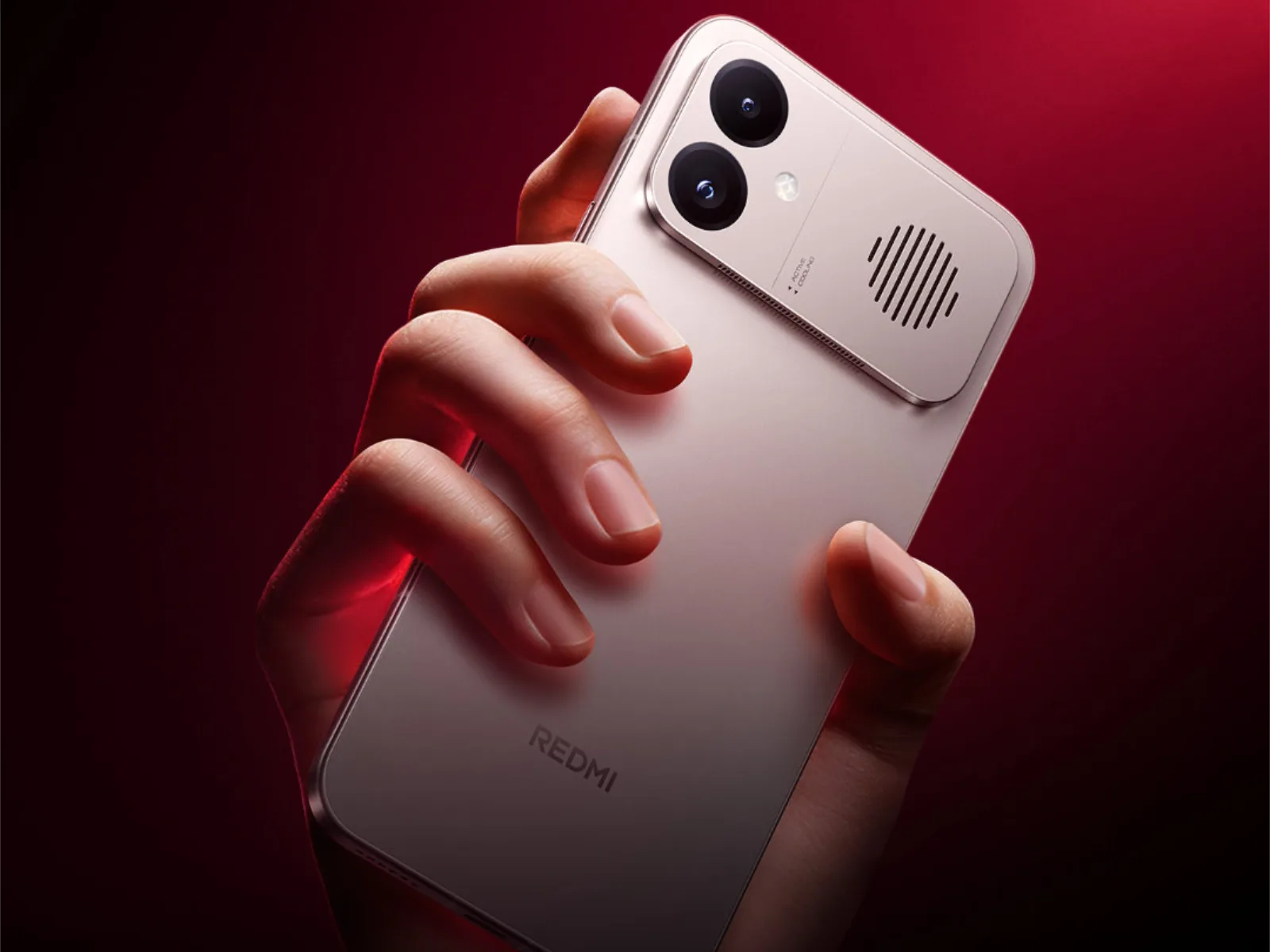 Un smartphone elegant, cu un design modern și camere duale, ținut în mână.