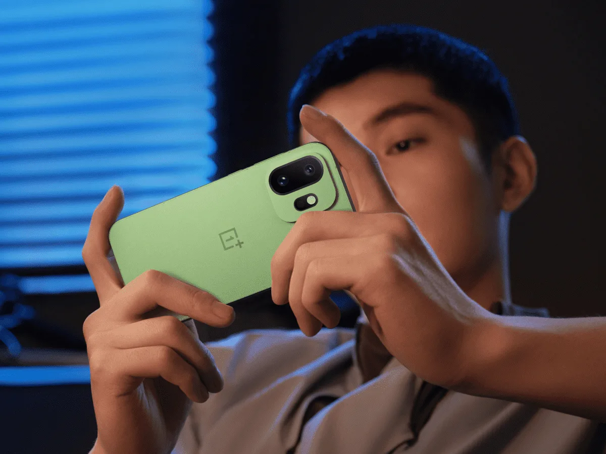 Utilizator interacționând cu un smartphone OnePlus într-un mediu întunecat.