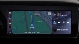 Ecran CarPlay arătând navigația și muzica în timpul condusului.