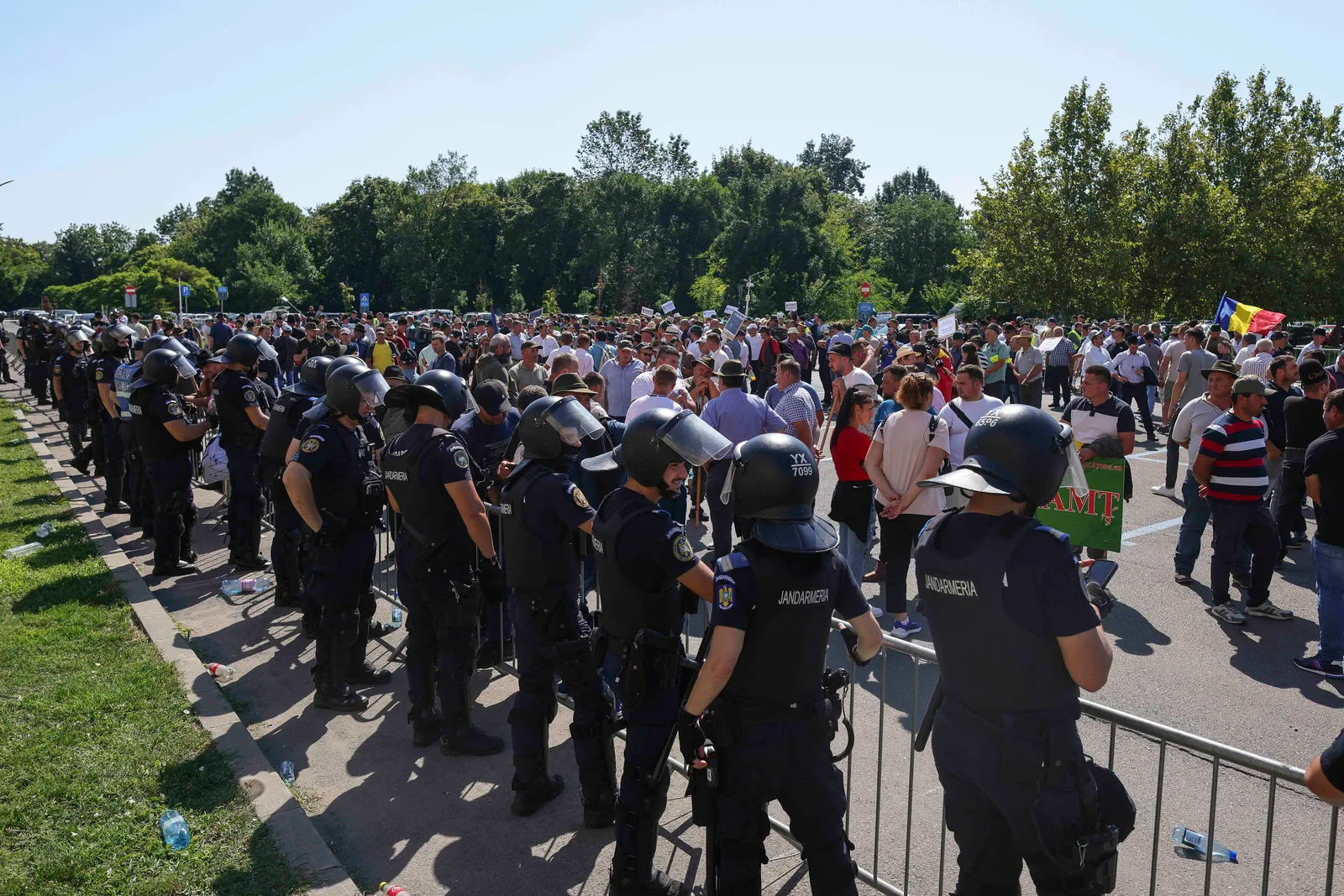 Protest al oierilor în Piața Victoriei, cu jandarmi și mulțime adunată.