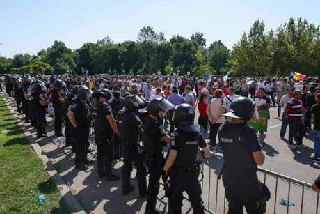 Protest al oierilor în Piața Victoriei, cu jandarmi și mulțime adunată.