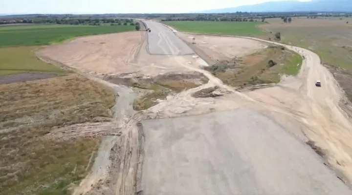 Lucrări avansate pe Autostrada A13, cu utilaje și muncitori mobilizați.