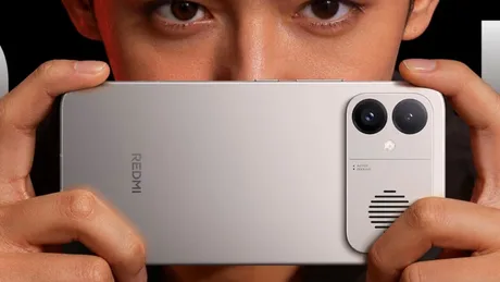 Un telefon Redmi K90 Ultra, cu un design modern și un sistem de răcire vizibil.