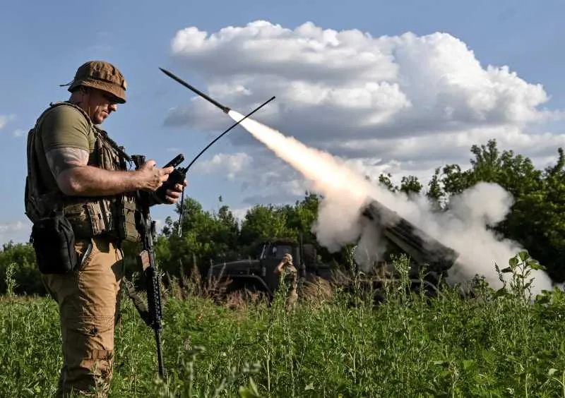 Soldat ucrainean pregătind lansarea unei rachete în timpul unui atac.