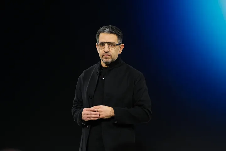 Panos Panay discutând despre viitorul dispozitivelor ambientale cu AI.