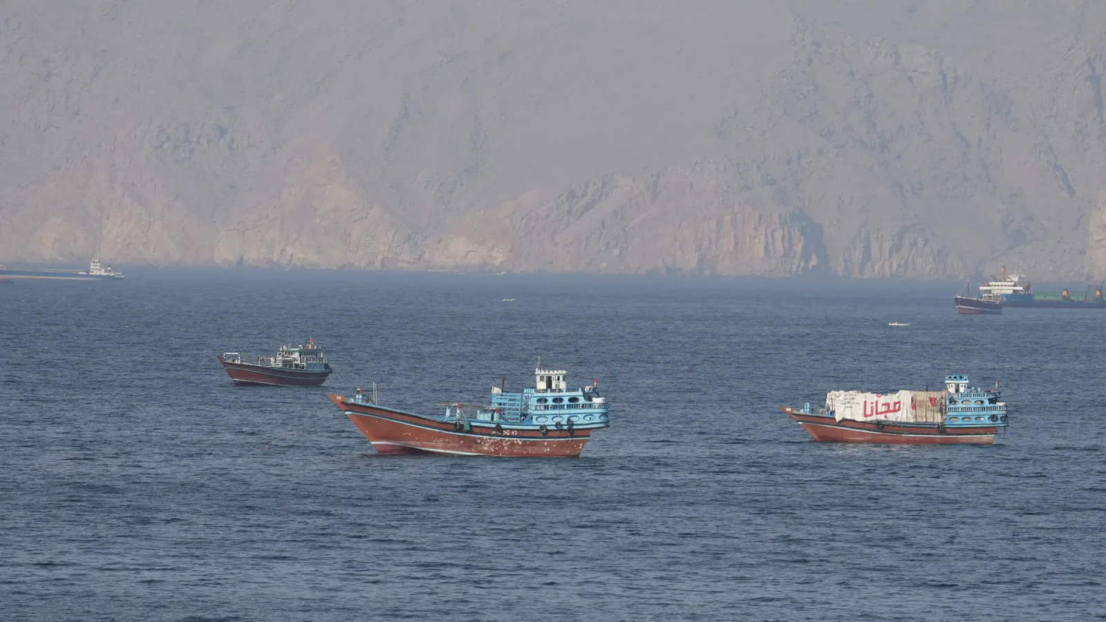 Vase de pescuit navigând în apele strâmtorii Hormuz.