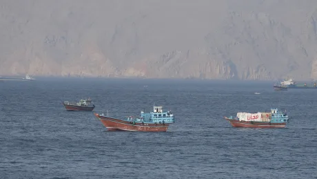 Vase de pescuit navigând în apele strâmtorii Hormuz.