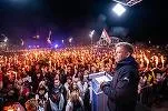 Mii de manifestanți cu torțe protestează în Budapesta.