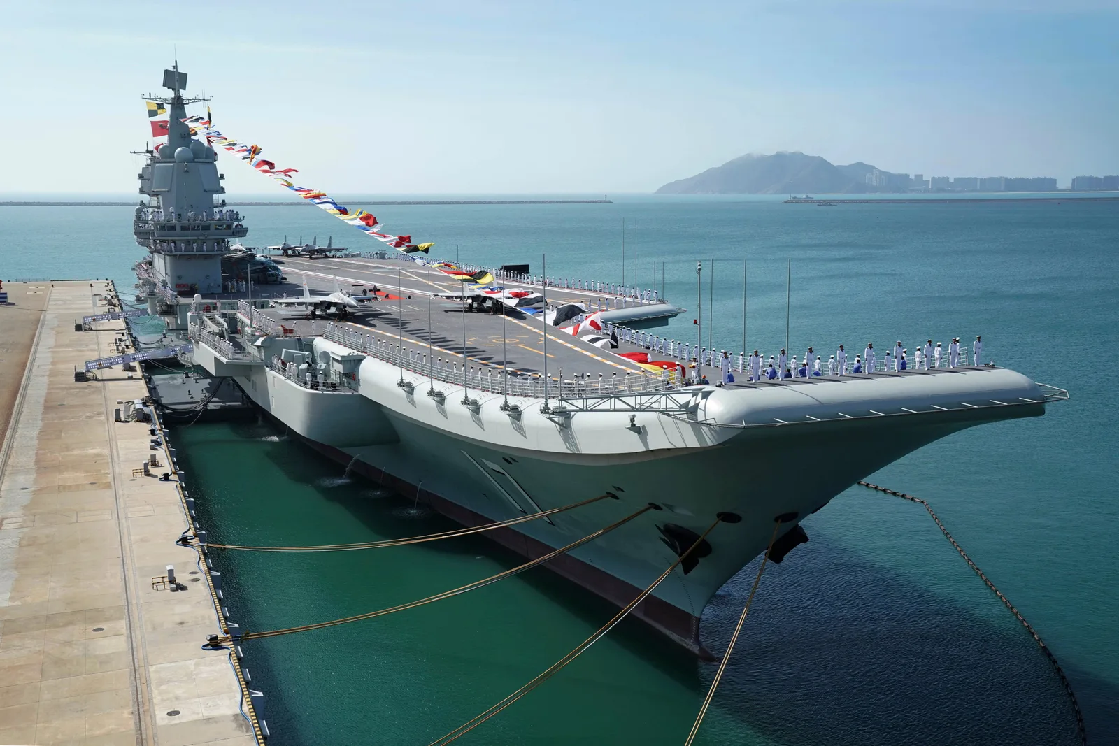 Nava de război ancorată în port, pregătită pentru misiune.